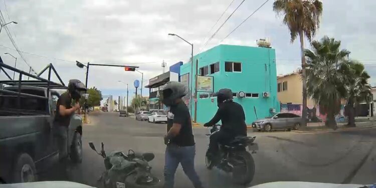 A mano armada, despojan de su moto a joven en calles de Mazatlán; todo quedó grabado en video