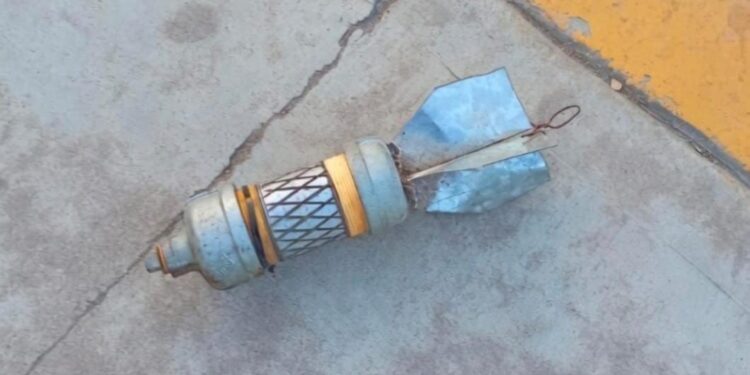 Aseguran presunto explosivo en el malecón de Escuinapa