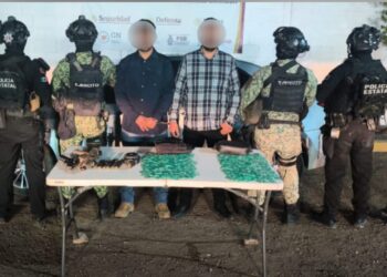 Detienen a dos personas con arsenal, droga y un vehículo con reporte de robo en Culiacán