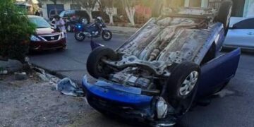 Vuelca automóvil en la colonia 20 de Noviembre de Mazatlán