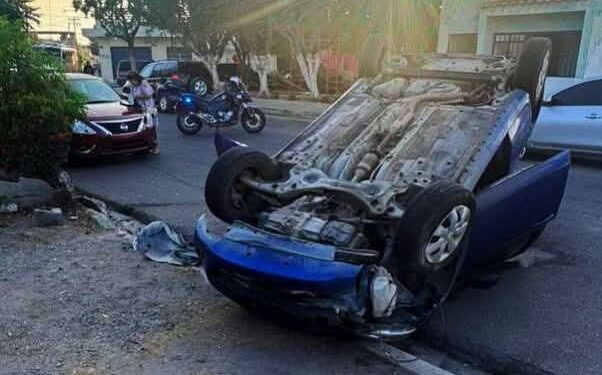 Vuelca automóvil en la colonia 20 de Noviembre de Mazatlán
