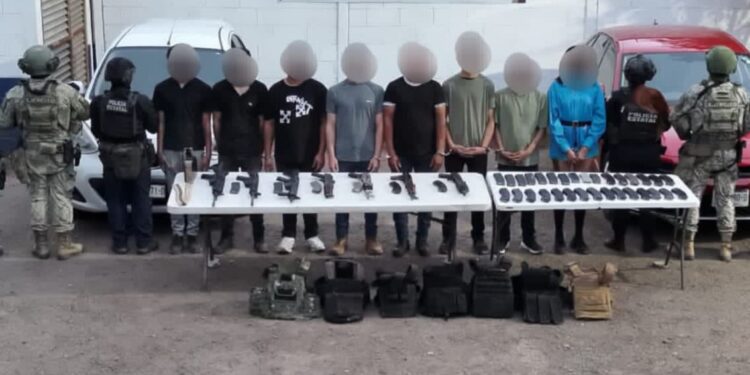 Grupo Interinstitucional detuvo en Culiacán a 8 civiles; aseguraron 7 armas largas, cargadores y municiones