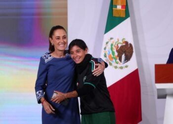 Sheinbaum llama a clubes de Liga MX a crear canteras y apoyar al fútbol femenil