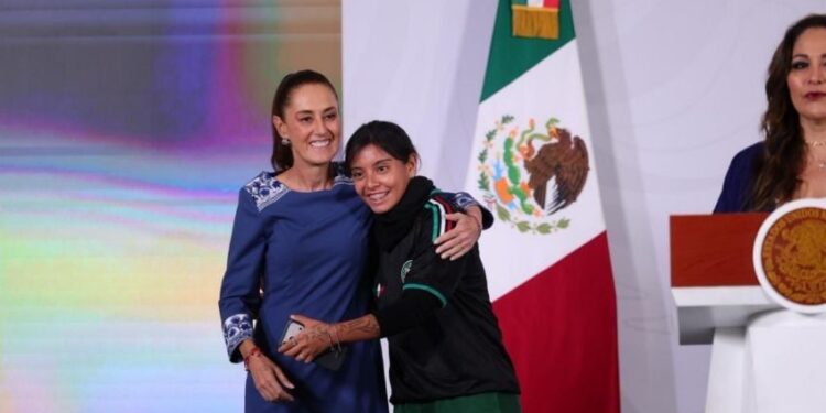 Sheinbaum llama a clubes de Liga MX a crear canteras y apoyar al fútbol femenil