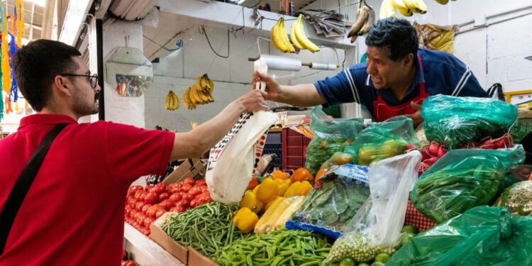 Jitomate y chiles lideran alzas de precio en abril; inflación se ubicó en 4.45%
