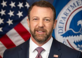 Markwayne Mullin, secretario de Seguridad Nacional de EU, llega a México en medio de tensiones bilaterales