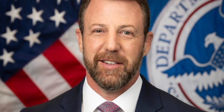 Markwayne Mullin, secretario de Seguridad Nacional de EU, llega a México en medio de tensiones bilaterales