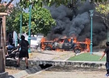 Camioneta queda reducida a cenizas tras incendiarse en la colonia Francisco Villa, en Mazatlán