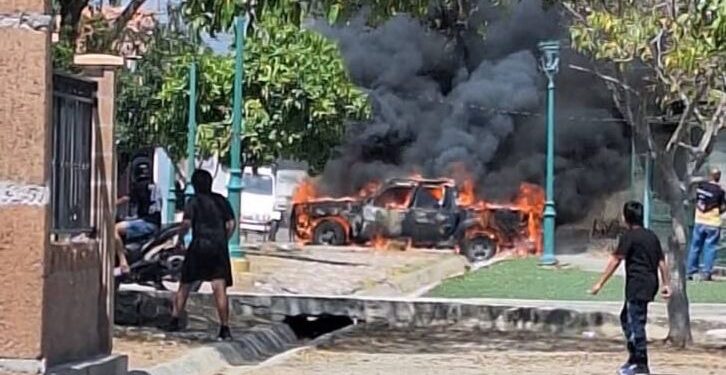 Camioneta queda reducida a cenizas tras incendiarse en la colonia Francisco Villa, en Mazatlán