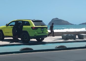 Conductor se sube a la ciclovía y al malecón de Mazatlán; fue detenido