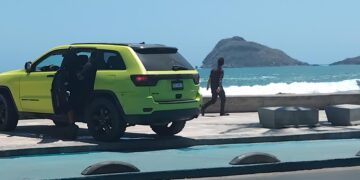 Conductor se sube a la ciclovía y al malecón de Mazatlán; fue detenido