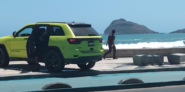Conductor se sube a la ciclovía y al malecón de Mazatlán; fue detenido