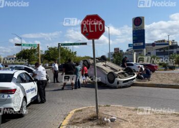 Volcadura deja daños materiales al norte de Mazatlán