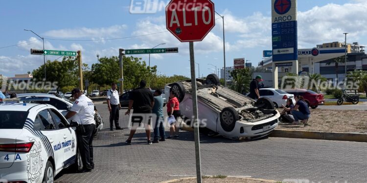Volcadura deja daños materiales al norte de Mazatlán