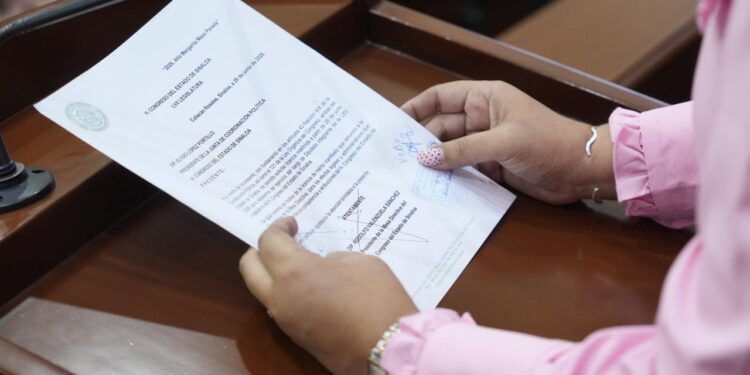 Congreso aprueba licencias indefinidas de los diputados Rodolfo Valenzuela Sánchez y Kristiam Alexis Espinoza García