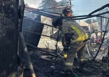 Evacúan a 15 personas tras incendio de viviendas de madera en Ex Hacienda del Conchi, en Mazatlán