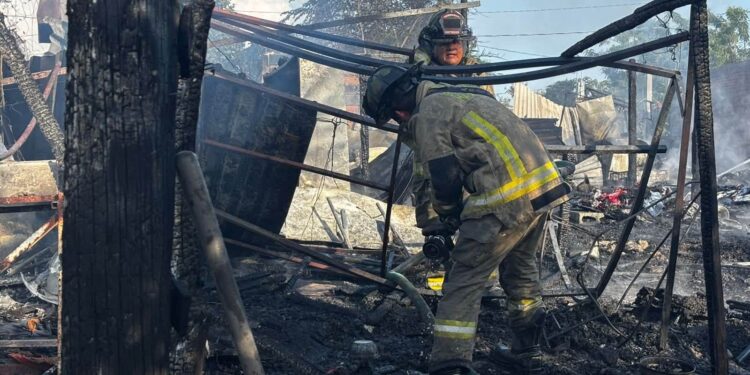 Evacúan a 15 personas tras incendio de viviendas de madera en Ex Hacienda del Conchi, en Mazatlán