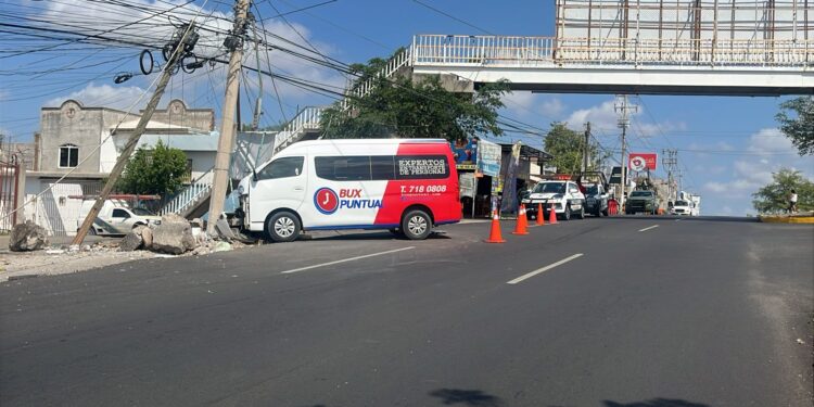 Conductor de camión urbano se queda dormido y provoca aparatoso accidente en la Díaz Ordaz en Culiacán