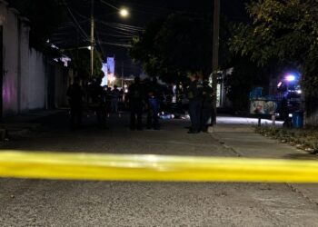 Asesinan a balazos a dos hombres en la Hilario Medina; dejan mensaje junto a los cuerpos