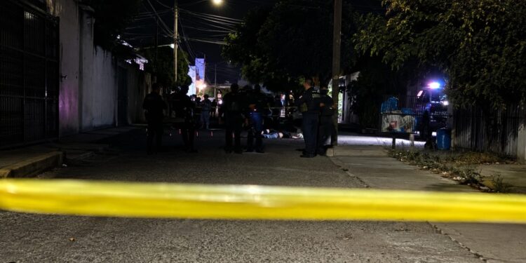 Asesinan a balazos a dos hombres en la Hilario Medina; dejan mensaje junto a los cuerpos