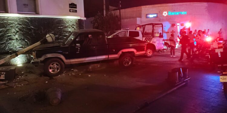 Mazatlán, Sin. (Ri Noticias) Policías municipales chocan en el Centro de Mazatlán; un agente resulta lesionado