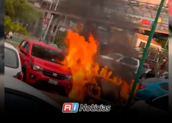 Se incendia automóvil en el estacionamiento del IMSS Ejército Mexicano