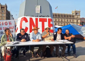 CNTE se divide: unos se retiran del Zócalo, pero mayoría decide seguir en huelga