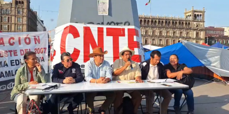 CNTE se divide: unos se retiran del Zócalo, pero mayoría decide seguir en huelga