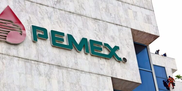 Recorte a inversión de Pemex complica meta de producción de petróleo para 2027