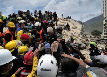 Rescatan con vida a decenas de personas tras terremotos en Venezuela