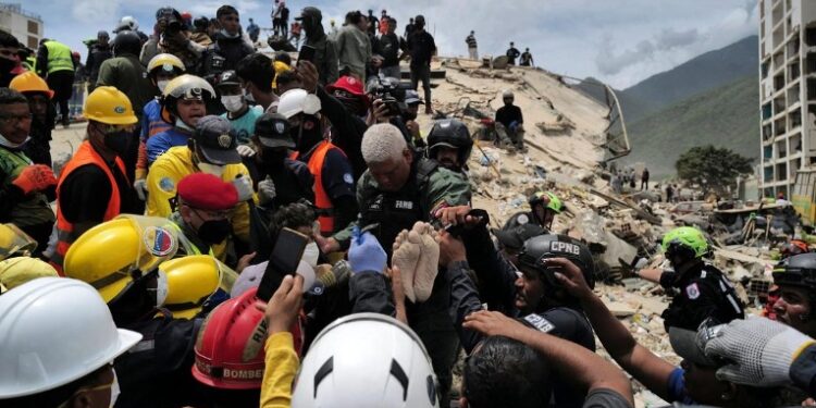 Rescatan con vida a decenas de personas tras terremotos en Venezuela