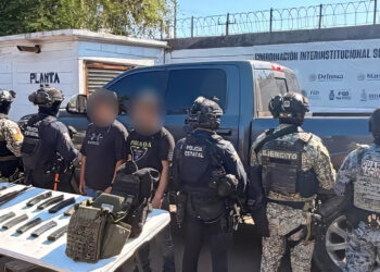 Detienen a dos civiles armados y aseguran camioneta robada en Eldorado