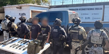 Detienen a dos civiles armados y aseguran camioneta robada en Eldorado