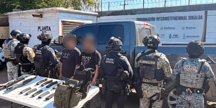 Detienen a dos civiles armados y aseguran camioneta robada en Eldorado