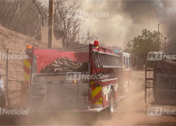 A más de 16 horas de combate al incendio en el basurero municipal de Mazatlán, continúan las labores