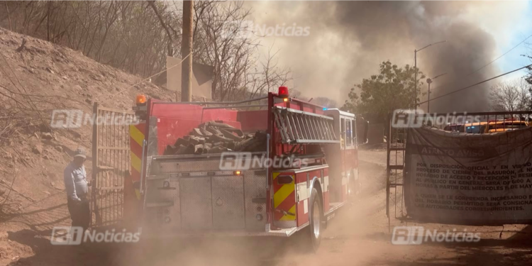 A más de 16 horas de combate al incendio en el basurero municipal de Mazatlán, continúan las labores