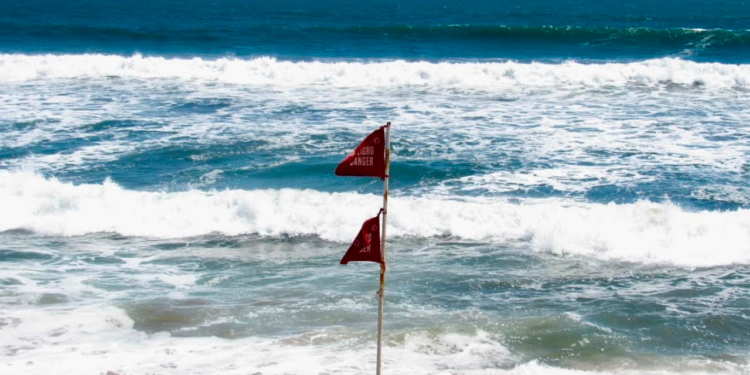 Recomienda Escuadrón Acuático tomar precauciones ante fuerte oleaje por mar de fondo