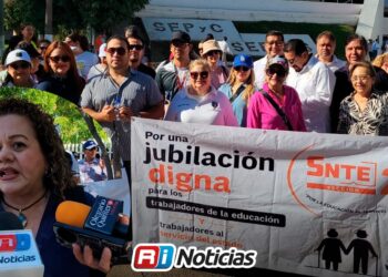 Maestros del SNTE 27 marchan en Culiacán por jubilaciones dignas