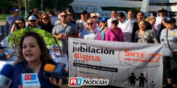Maestros del SNTE 27 marchan en Culiacán por jubilaciones dignas
