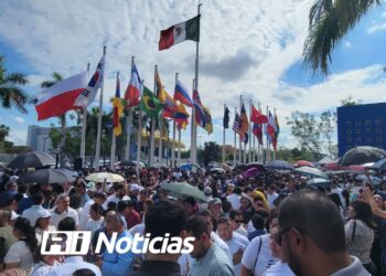 Miles de universitarios exigen recursos y advierten paro laboral estatal