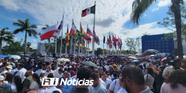 Miles de universitarios exigen recursos y advierten paro laboral estatal