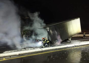 Se incendia caja de tráiler en la autopista Mazatlán-Culiacán; no hubo personas lesionadas