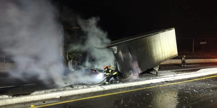 Se incendia caja de tráiler en la autopista Mazatlán-Culiacán; no hubo personas lesionadas