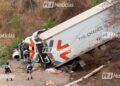 Tráiler cargado con carne de puerco se sale de la carretera Mazatlán-Culiacán