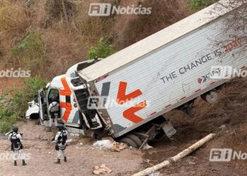 Tráiler cargado con carne de puerco se sale de la carretera Mazatlán-Culiacán