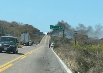 Reportan libre de bloqueos la Mazatlán-Tepic; retiran vehículo incendiado en la carretera libre