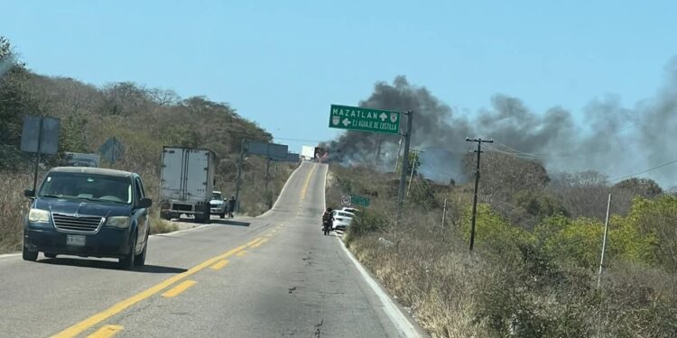 Reportan libre de bloqueos la Mazatlán-Tepic; retiran vehículo incendiado en la carretera libre