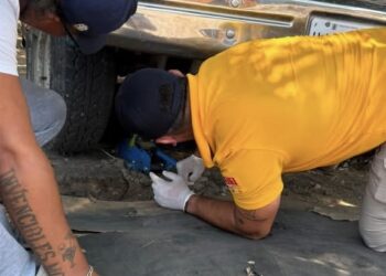 Hombre que quedó atrapado debajo de una camioneta en la colonia Luis Echeverría en Mazatlán; tuvo que ser rescatado