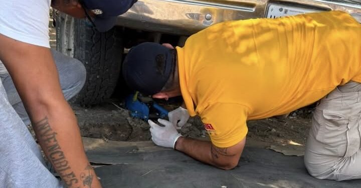 Hombre que quedó atrapado debajo de una camioneta en la colonia Luis Echeverría en Mazatlán; tuvo que ser rescatado