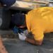 Hombre que quedó atrapado debajo de una camioneta en la colonia Luis Echeverría en Mazatlán; tuvo que ser rescatado